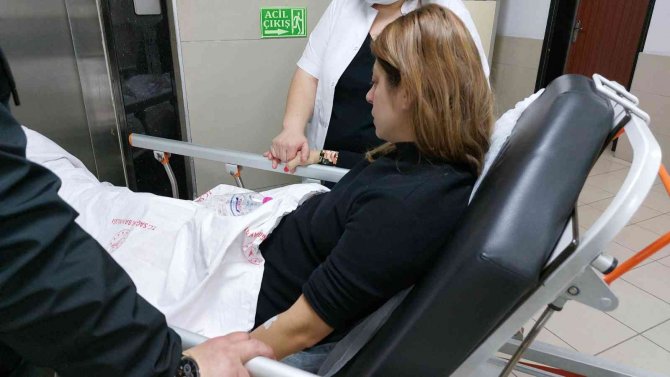 Hasta, Doktor Ve Hemşireye Saldırdı