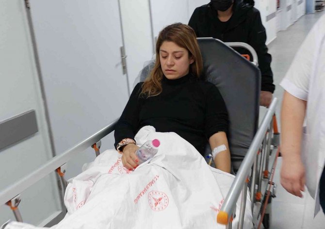 Hasta, Doktor Ve Hemşireye Saldırdı