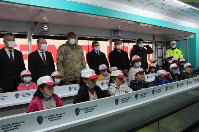 Mobil Trafik Eğitim Tırı Batman’da Öğrencilerle Buluştu