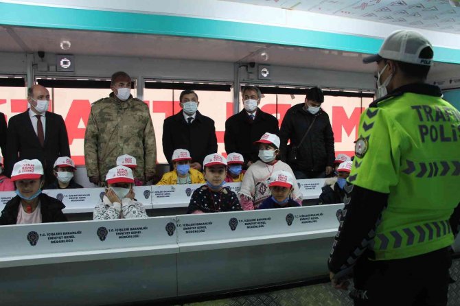 Mobil Trafik Eğitim Tırı Batman’da Öğrencilerle Buluştu