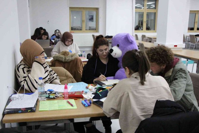 Amasya Üniversitesinde Gece Ders Çalışan Öğrencilere Ücretsiz Çay, Simit Ve Çorba İkramı