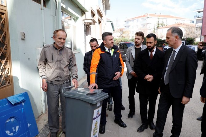 İ̇negöl’de Her Binaya Çöp Konteyneri Dağıtılıyor