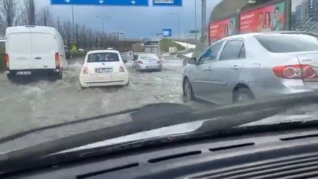 Sağanak Yağmur İ̇zmir’i Göle Çevirdi
