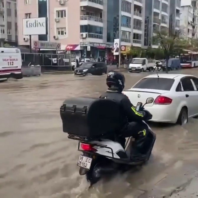 Sağanak Yağmur İ̇zmir’i Göle Çevirdi