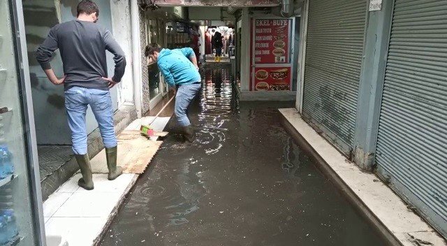 Sağanak Yağmur İ̇zmir’i Göle Çevirdi