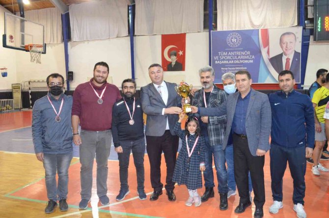 Kahta’da Öğretmenler Voleybol Turnuvası Sona Erdi