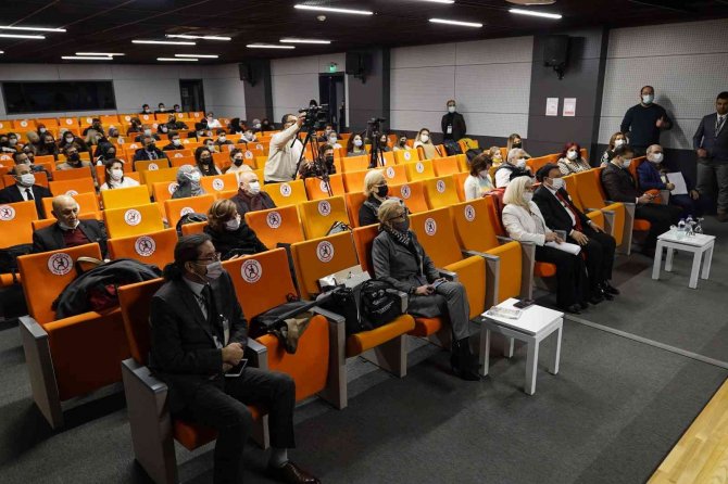 Prof. Dr. Çobanoğlu: "Aktarlar Da Diplomalı Olmalı"