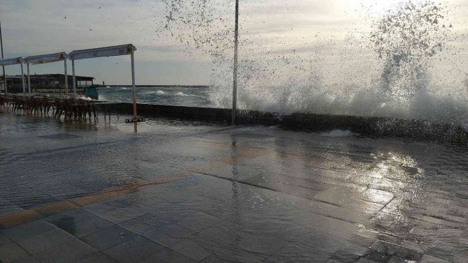Tekirdağ’da Şiddetli Lodos: Dev Dalgalar Sahile Akıyor