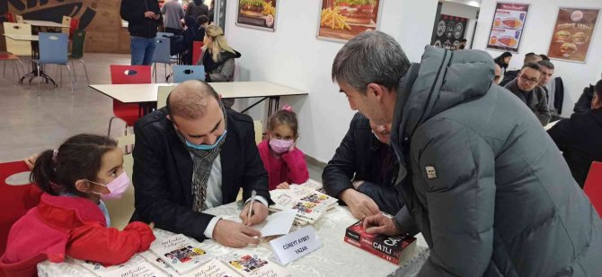 Sevimli İkizleriyle Kitaplarını İmzaladı