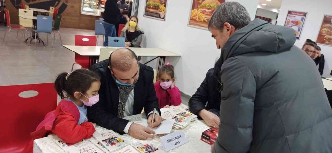 Sevimli İkizleriyle Kitaplarını İmzaladı