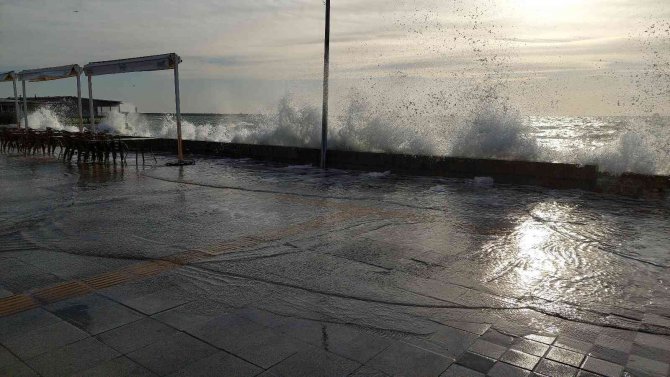 Tekirdağ’da Şiddetli Lodos: Dev Dalgalar Sahile Akıyor
