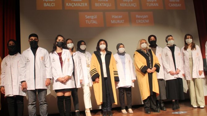 Öğrenciler Beyaz Önlük Giydi