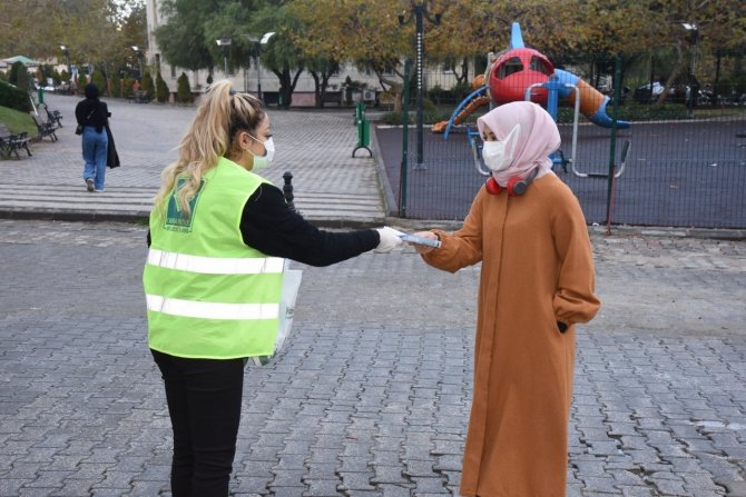 Osmaniye’de Belediyesi Vatandaşlara Maske Dağıttı
