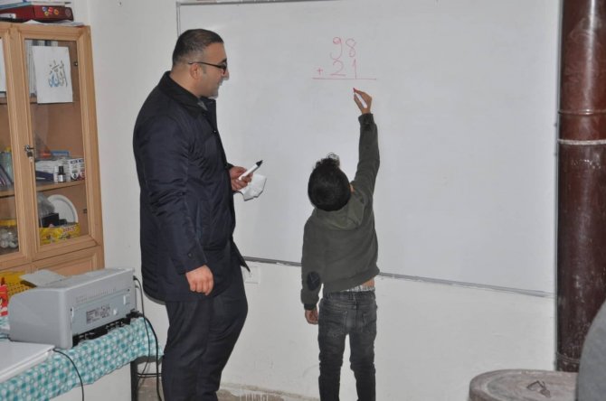 Şirvan Kaymakamı Hasar, Köy Okullarında Öğrencilerle Bir Araya Geldi