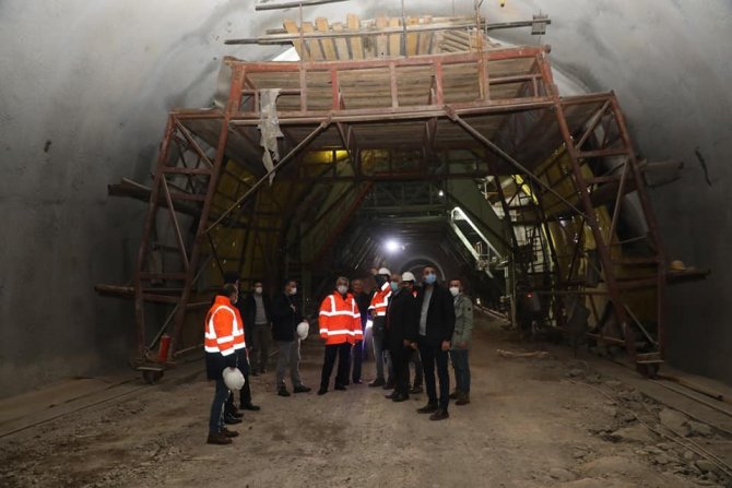 Sünebeli Geçidinde 5,2 Kilometre Uzunluğundaki İki Tünelin Yüzde 72’si Tamamlandı