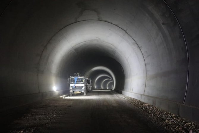 Sünebeli Geçidinde 5,2 Kilometre Uzunluğundaki İki Tünelin Yüzde 72’si Tamamlandı