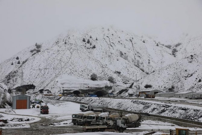 Sünebeli Geçidinde 5,2 Kilometre Uzunluğundaki İki Tünelin Yüzde 72’si Tamamlandı