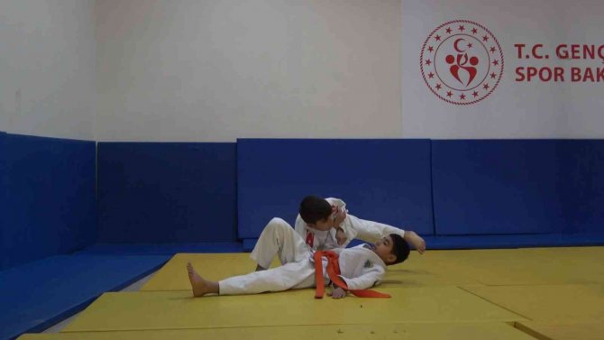 Tatvan’da Minik Judocular Yetişiyor
