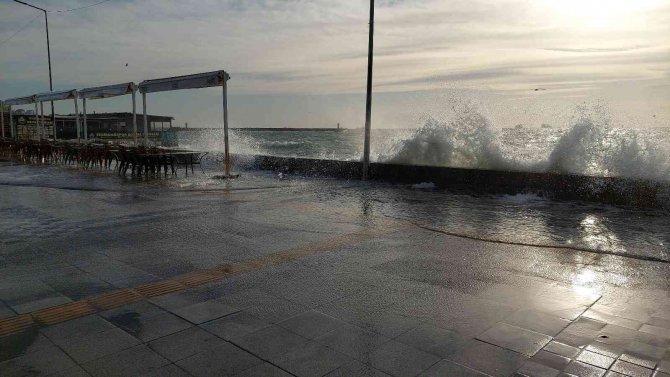 Tekirdağ’da Şiddetli Lodos: Dev Dalgalar Sahile Akıyor
