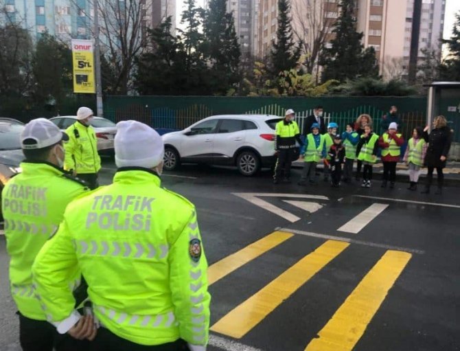 Küçük Öğrenciler Trafik Polisi Oldu
