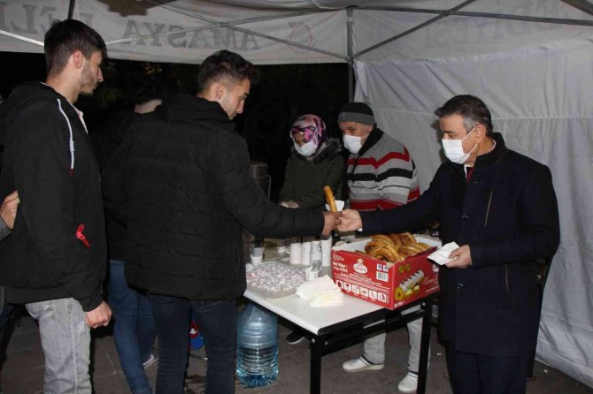 Amasya Üniversitesinde Gece Ders Çalışan Öğrencilere Ücretsiz Çay, Simit Ve Çorba İkramı