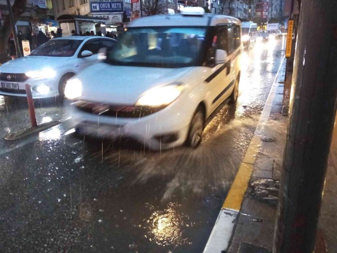 Bandırma’da On Beş Dakikalık Kuvvetli Yağış Hayatı Felç Etti