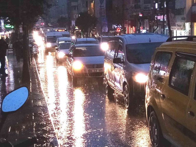 Bandırma’da On Beş Dakikalık Kuvvetli Yağış Hayatı Felç Etti