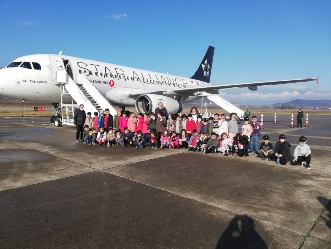 İ̇lkokul Öğrencileri, Havalimanını Gezip Yolcu Uçağını İnceledi