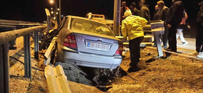 Kontrolden Çıkan Otomobil Bariyerlere Ok Gibi Saplandı: 1 Yaralı