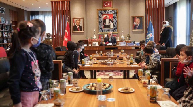 Anaokulu Öğrencilerini Makamında Ağırladı, Oyuncak Hediye Etti