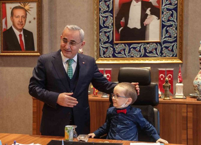 Anaokulu Öğrencilerini Makamında Ağırladı, Oyuncak Hediye Etti