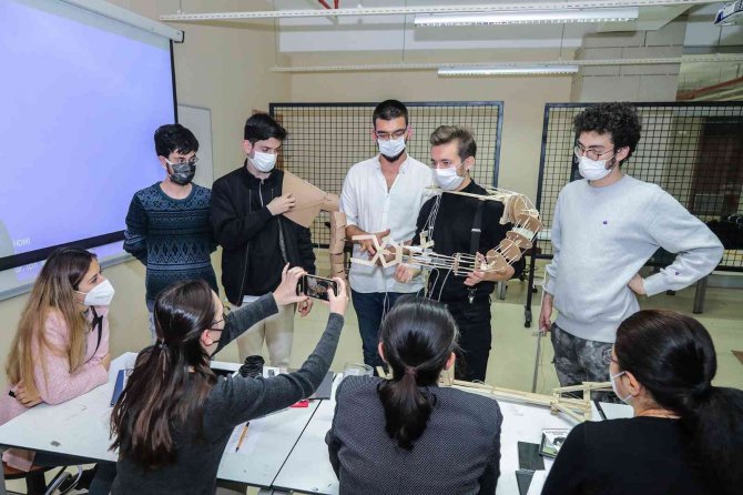 Mimarlık Öğrencilerinden Giyilebilir Bedensel Uzantı Tasarımları