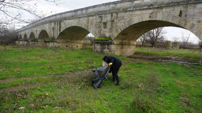 Çevreci Öğrencilerden Gazmihal Köprüsü’nde Temizlik