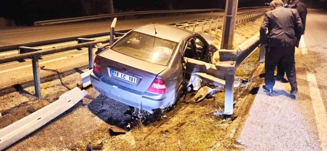 Kontrolden Çıkan Otomobil Bariyerlere Ok Gibi Saplandı: 1 Yaralı