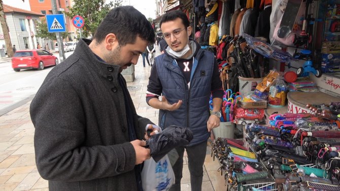 Etkisini Sürdüren Yağışlar Şemsiye Satıcıların Yüzünü Güldürdü