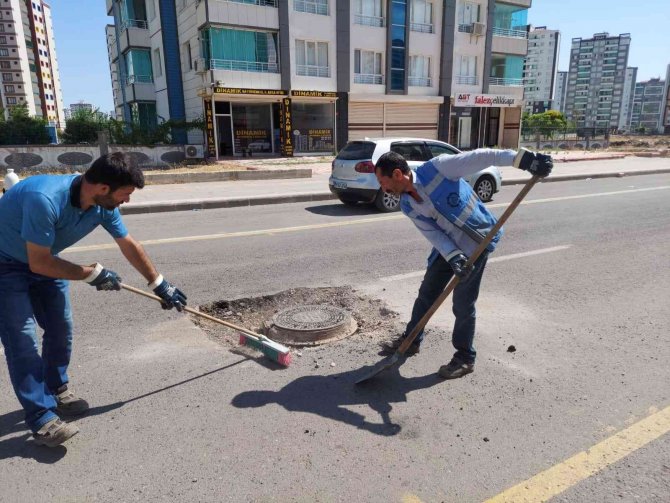 Di̇ski̇ Yerinden Çıkarılan Rögar Kapaklarının Yerine Yenisini Bırakıyor