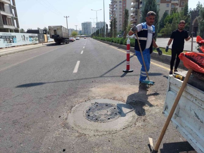 Di̇ski̇ Yerinden Çıkarılan Rögar Kapaklarının Yerine Yenisini Bırakıyor