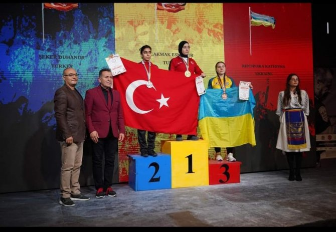Esma Nur Ve Beyzanur Bilekleriyle Dünyayı Devirip Yurda Madalyayla Döndüler