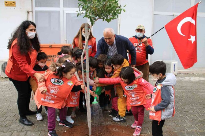 Fidanları Toprakla Buluşturan Çocuklar, Can Suyunu Suluklarıyla Verdi