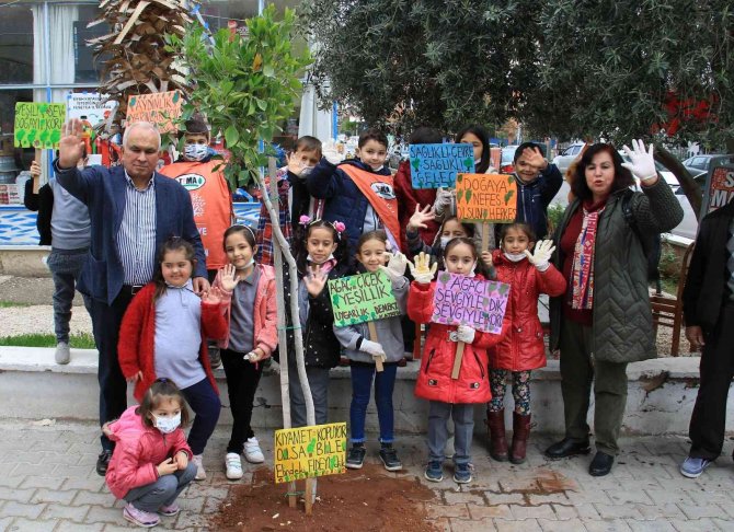 Fidanları Toprakla Buluşturan Çocuklar, Can Suyunu Suluklarıyla Verdi