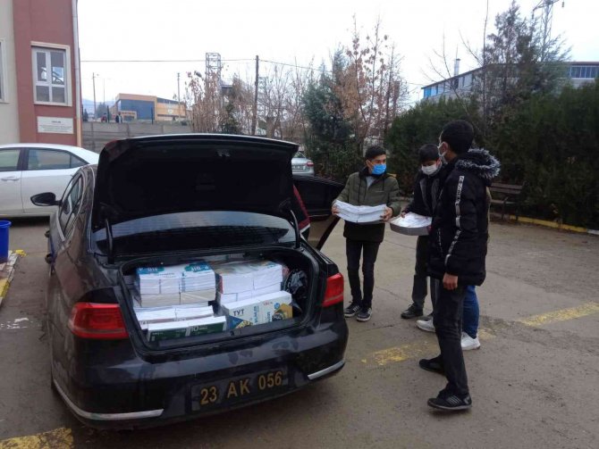 Belde Belediye Başkanı Makam Aracını Servis Aracına Dönüştürdü, Kendi Elleri İle Öğrencilere Kitap Taşıdı