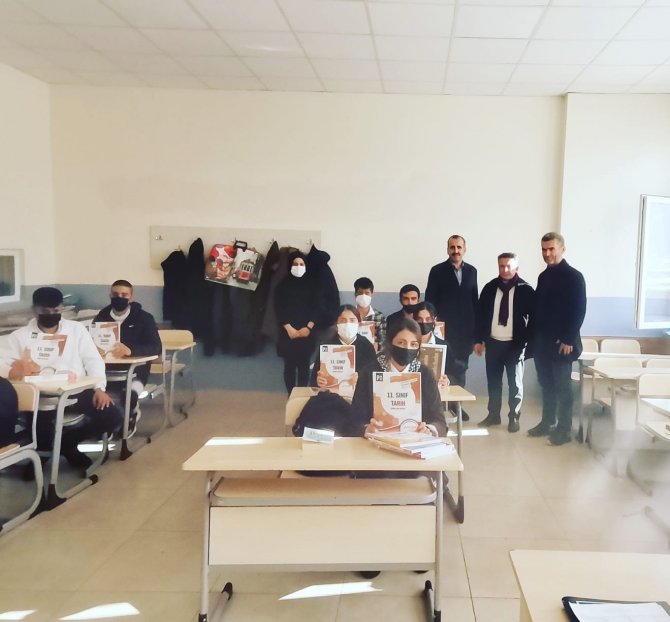 Belde Belediye Başkanı Makam Aracını Servis Aracına Dönüştürdü, Kendi Elleri İle Öğrencilere Kitap Taşıdı