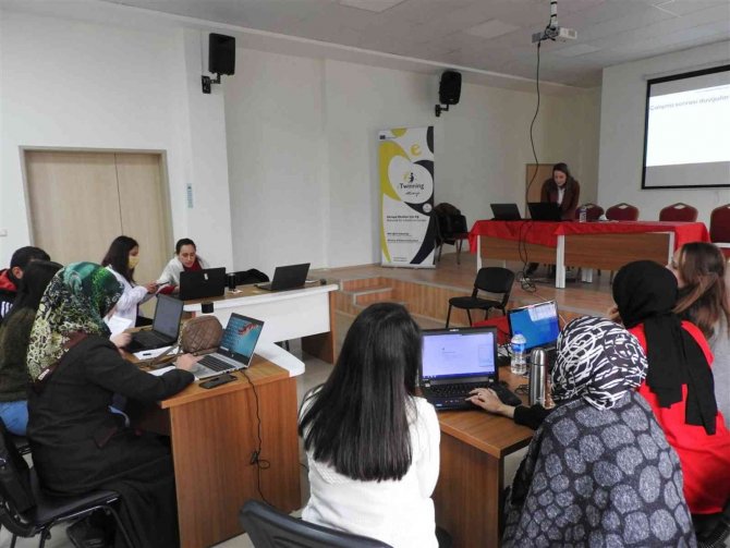 “Etwinning” Projesi İlçelerle Buluşuyor