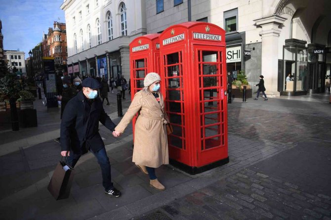 İ̇ngiltere’de Uzmanlardan Omicron Uyarısı: "Önlem Alınmazsa 25 Bin İla 75 Bin Arasında Ölüm Olabilir"