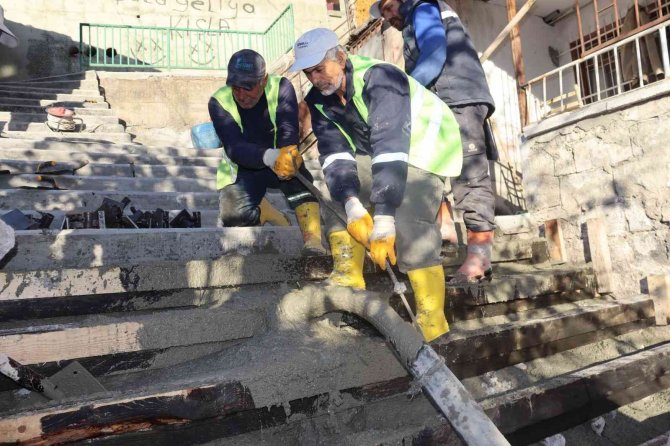 Deforme Olan Merdivenlerin Yerini Yenileri İnşa Ediliyor