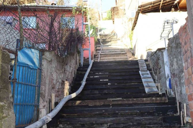 Deforme Olan Merdivenlerin Yerini Yenileri İnşa Ediliyor