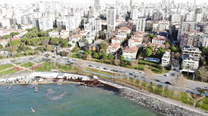 Caddebostan Sahili Yeniden Kırmızı Yosunlarla Kaplandı