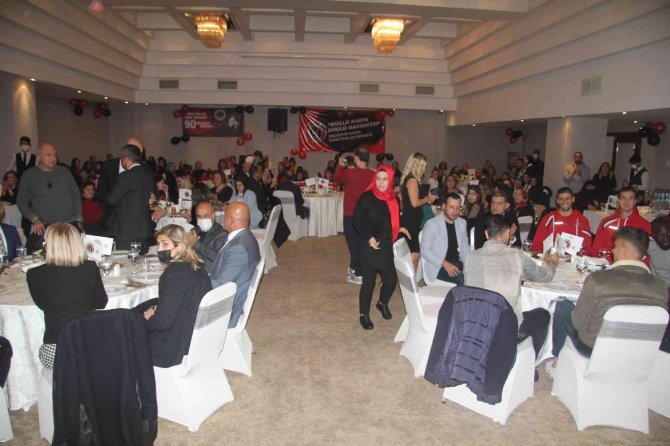 Kadın Taraftarlar Spor Camiasını Bu Gecede Birleştirdi