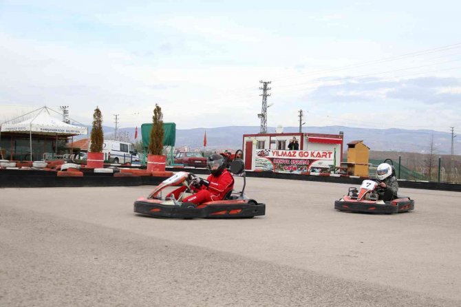 Üniversiteli Kartingciler Pistte Buluştu