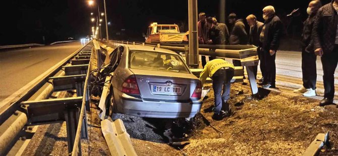 Kontrolden Çıkan Otomobil Bariyerlere Ok Gibi Saplandı: 1 Yaralı